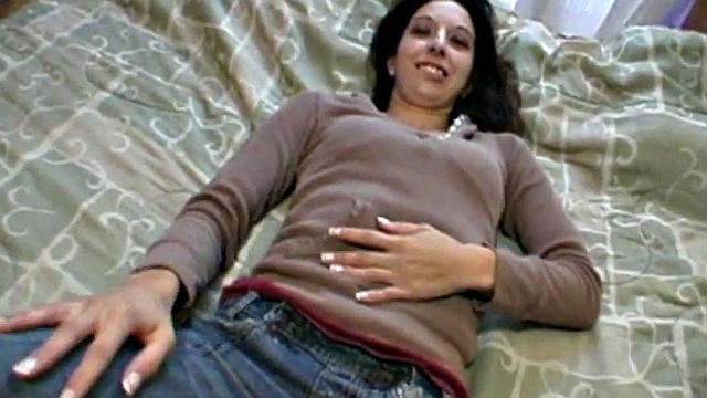 Pussy-fucked amateur gf spreads her legs