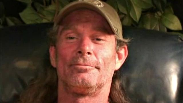 Опытный Майк ловит кайф от мужской руки на первой встрече.