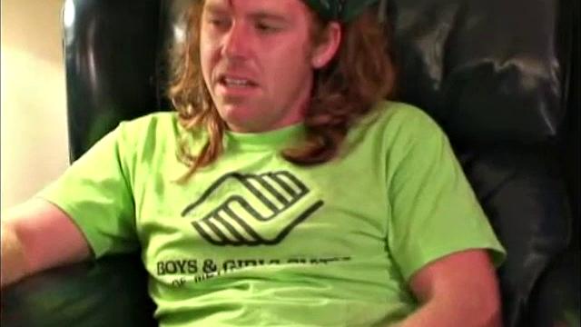 Джош дрочит свой член после тяжёлой смены