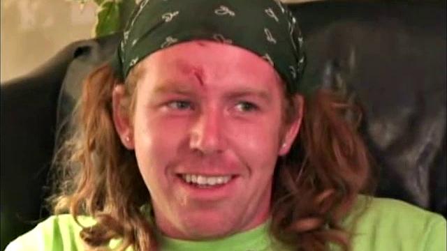 Джош дрочит свой член после тяжёлой смены