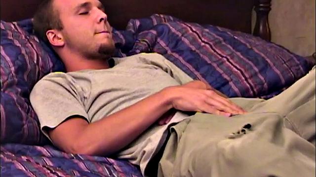 Феникс дрочит на кровати тёти Боба и изливается мощно