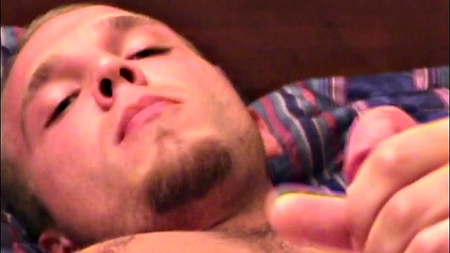 Феникс дрочит на кровати тёти Боба и изливается мощно