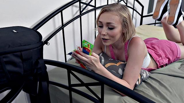 Афина Мэй с брекетами получает член вместо сладостей - не подвела аппетит