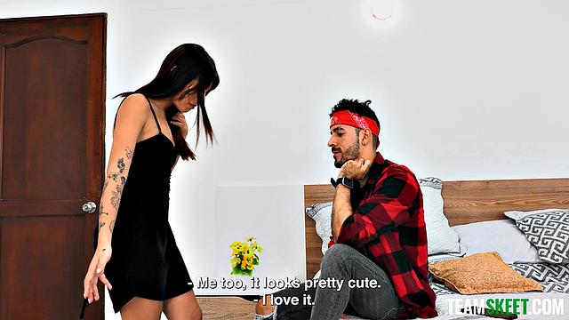 Сводная сестра Меллс выбирает наряд - а брату уже не до одежды!