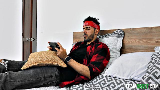 Сводная сестра Меллс выбирает наряд - а брату уже не до одежды!