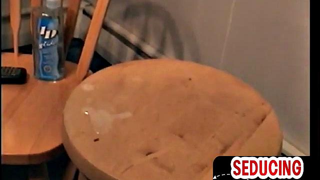 Горячий гетеро парень дрочит свой огромный член перед камерой, наслаждаясь процессом для гей-зрителей.