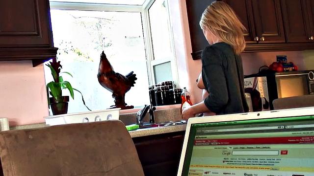 Скай Дэниэлс дрочит свою влажную киску пальцами, не может остановиться от возбуждения!