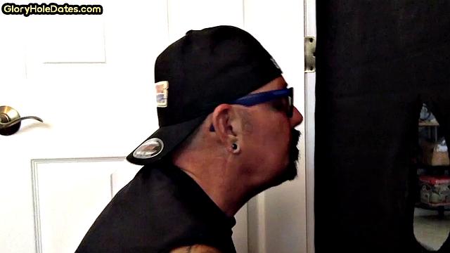 Gloryhole deepthroat DILF sucks in amateur oral scene