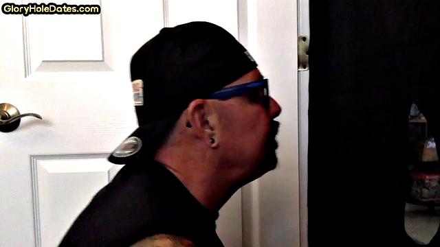 Gloryhole deepthroat DILF sucks in amateur oral scene