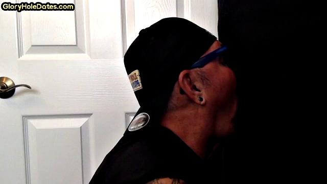 татуированный зрелый мужик заглатывает член на глори-холе по полной