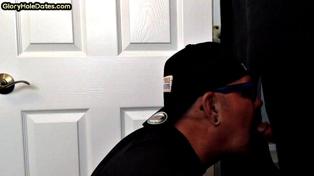Gloryhole deepthroat DILF sucks in amateur oral scene