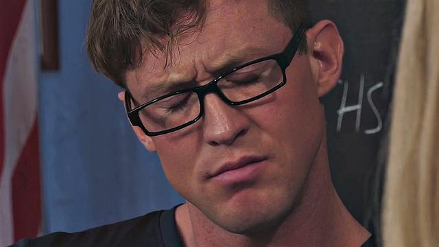 смотри, как транcсексуалка в чулках трахается без гондона на парте