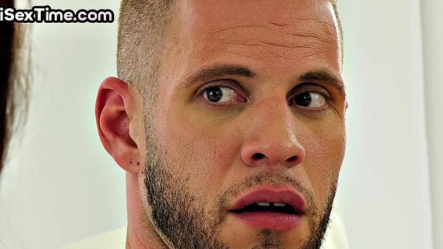 жена не выдержала и захотела сразу двоих