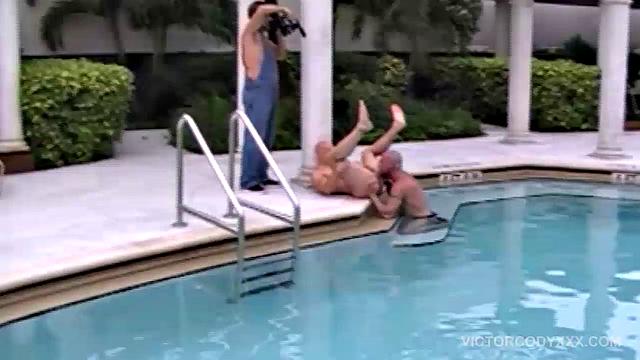Жаркий гей-секс у бассейна с огромным членом, страсть на пределе