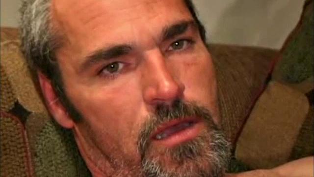 Смотри, как зрелый Барри получает дрочку от опытной дамы и заливает спермой её руку