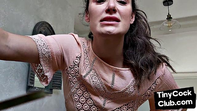 британка ржет над мелкими хуями в домашнем соло