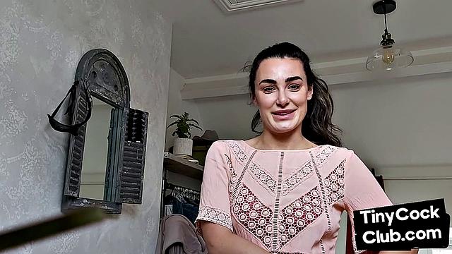 британка ржет над мелкими хуями в домашнем соло