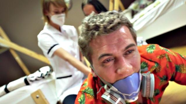 Hostel room service sucking and rimming in trio