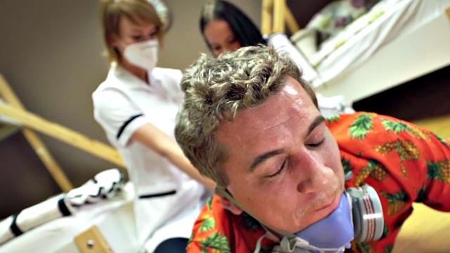 Hostel room service sucking and rimming in trio