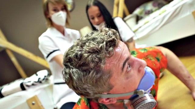 Hostel room service sucking and rimming in trio