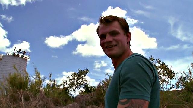 белый трахает черного брутала на улице