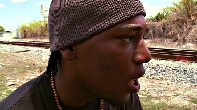 белый трахает черного брутала на улице