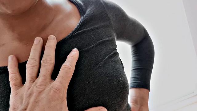 черная с тату жарко трахается после тренировки