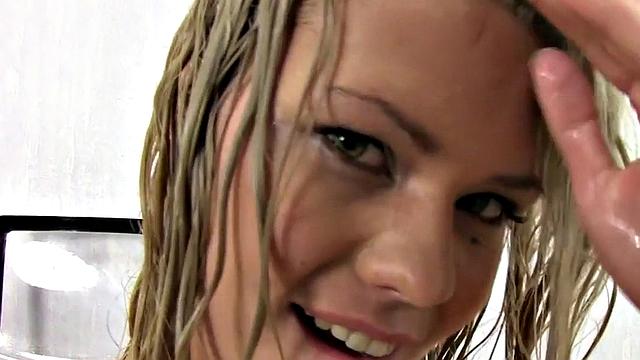 Татуированная красотка заливает себя мочой и шутит, пока дрюкает задницу игрушками