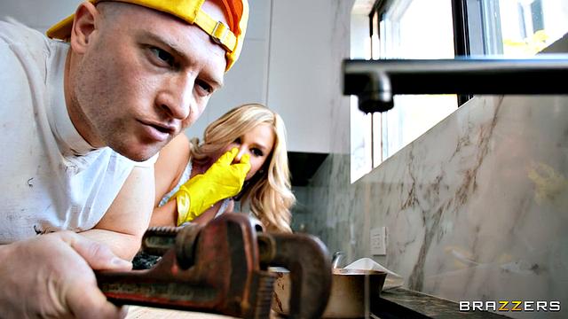 Эмма Хикс лижет жопу сантехнику и получает бурный сквирт на кухне.