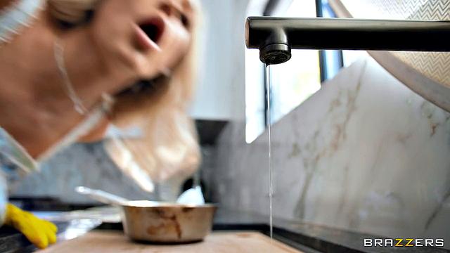 Эмма Хикс лижет жопу сантехнику и получает бурный сквирт на кухне.