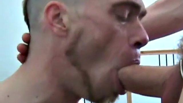 Немец в коже: рука в жопе, а рот никогда не простаивает