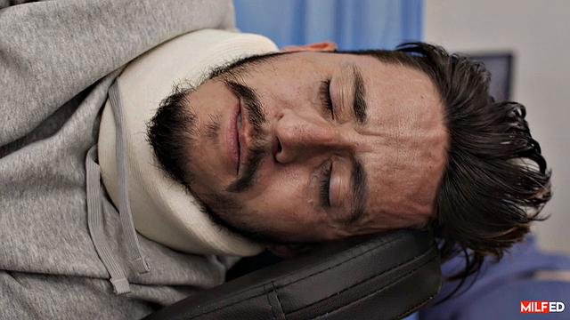 опытные милфы трахаются втроём прямо в больнице