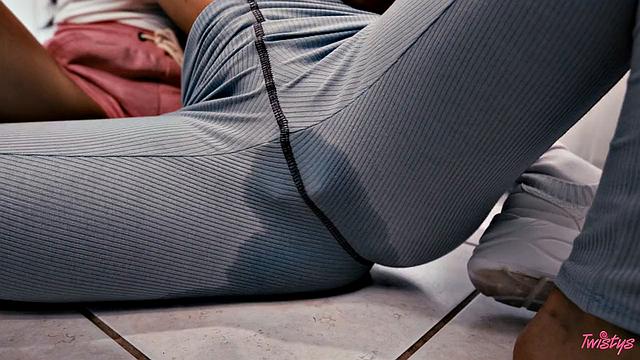 Скарлет Алексис устраивает страстный секс втроём с горячими соседками-лесбиянками и игрушками на кухне и в спальне.