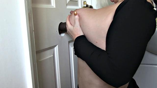 Бабушка не справилась с огромным хуем, пришлось дать в жопу