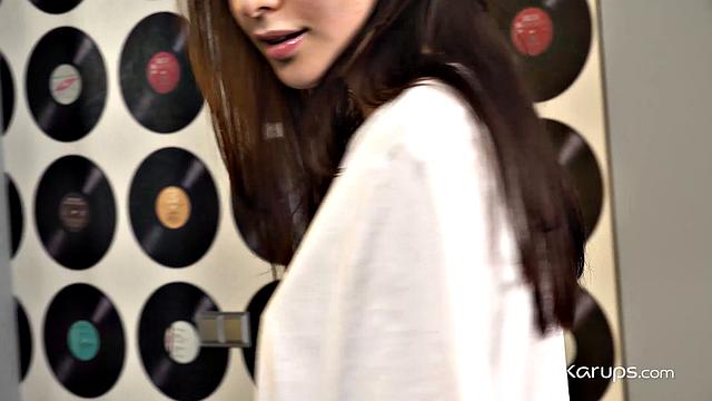 Смотри, как Bloom Lambie страстно трахается с мужиком на кровати.