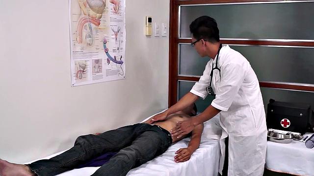Massaging guy enjoys rimming nice ass in medical room