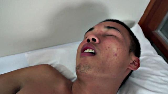 Massaging guy enjoys rimming nice ass in medical room