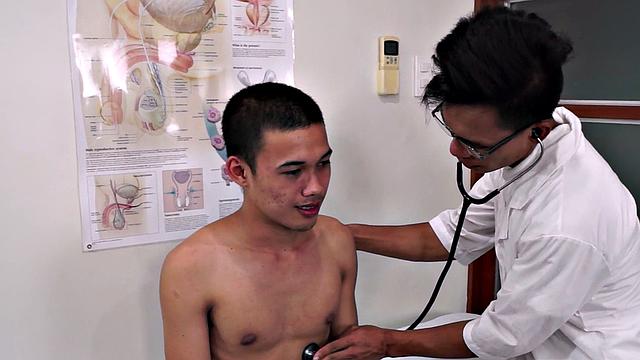 Massaging guy enjoys rimming nice ass in medical room