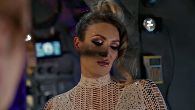 Watch as this red-headed amateur gets her skinny ass licked on the couch while getting her hairy pussy pounded in shorts.