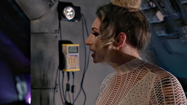 Watch as this red-headed amateur gets her skinny ass licked on the couch while getting her hairy pussy pounded in shorts.