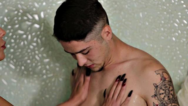 смотри, как зрелая мачеха массирует и скачет в ванной