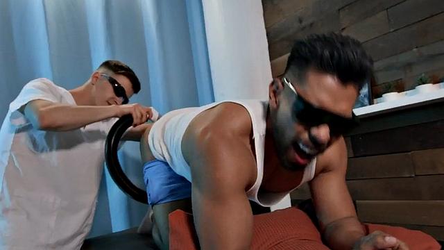 Deepthroated hunk gets analized by jock