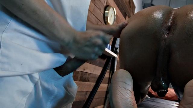 качок глотает по самое не хочу и ловит бодрую порку от спортсмена