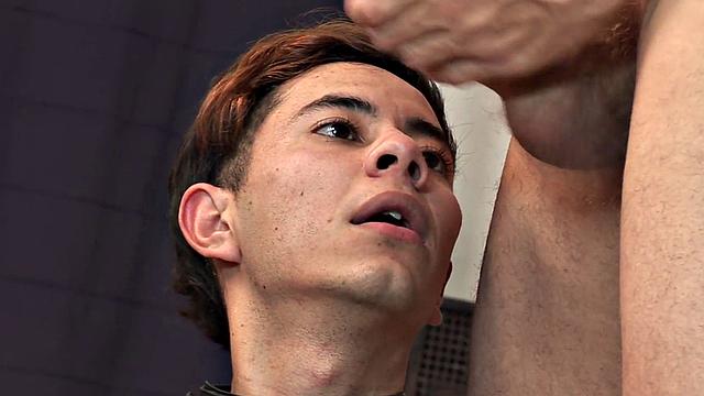 жесткий зрелый трахает спортсмена по самые гланды