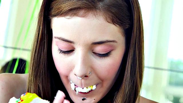 брюнетка дрочит с вибратором на дне рождения