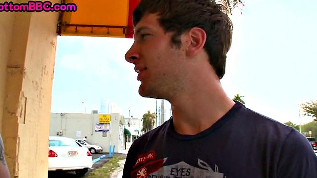 Черный гопник попал в лапы - прямо в магазине дали по заднице