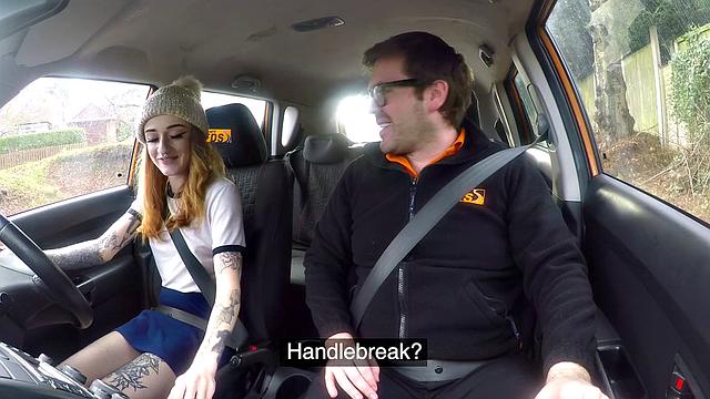 рыжая в очках трахается на все лады прямо за рулём