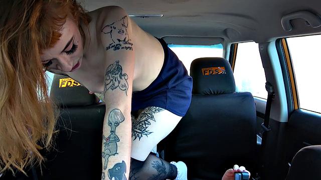 рыжая в очках трахается на все лады прямо за рулём