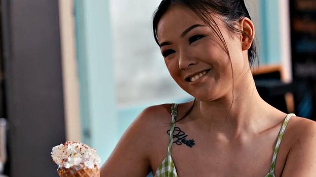 азиатка соблазняет подругу и вылизывает ей киску