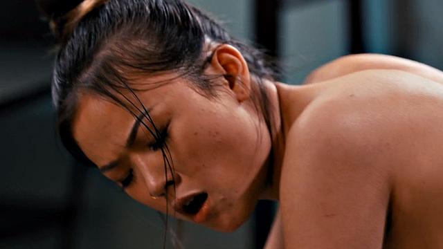 Asian lesbian seduces dyke before eating her out